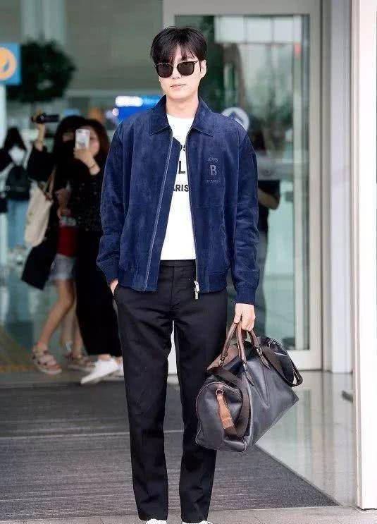 原创李敏镐现身巴黎街头照片帅气引得路人频频回头