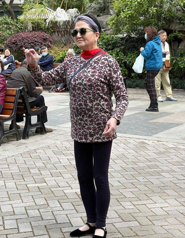 人"街拍火了,65岁大妈的穿衣打扮,比年轻人还时髦_衬衫_设计有_中老年