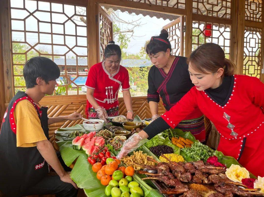 游玩的人体验到佤族文化,甘蔗寨风情和佤家美食,而且自推出佤王宴后