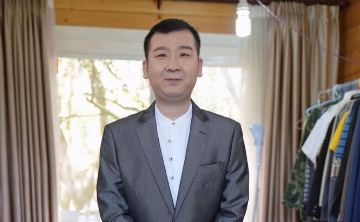 原创小叮当谢昀杉已30岁了近照童颜未变身材发福像大叔