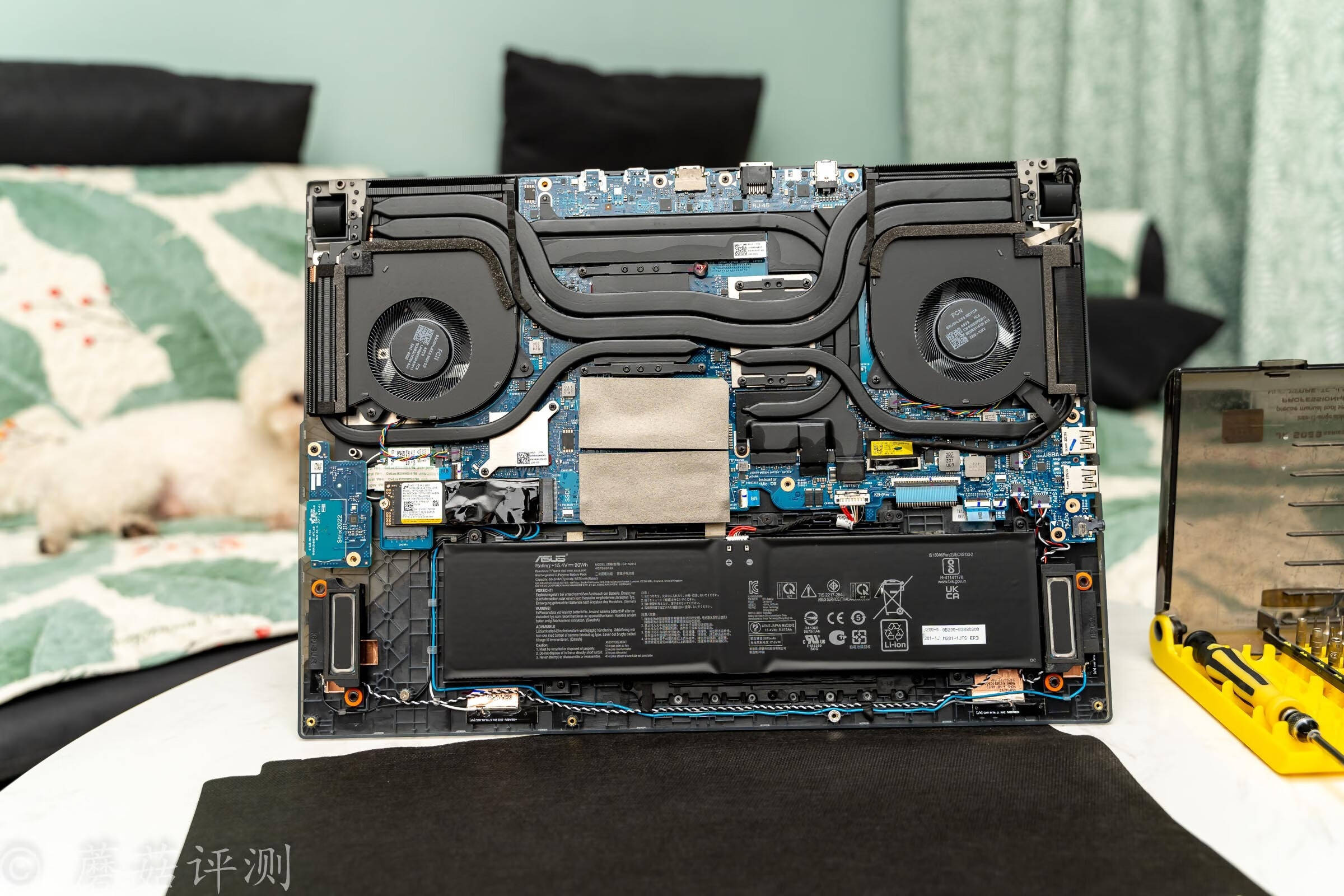 原创精致外观爆表性能一触即发rog枪神6plus超竞版游戏本拆解评测