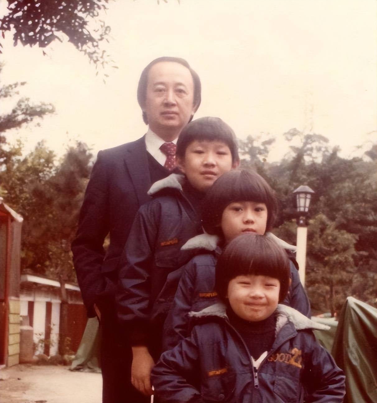 林志颖晒父亲年轻旧照,高颜值古装超惊艳