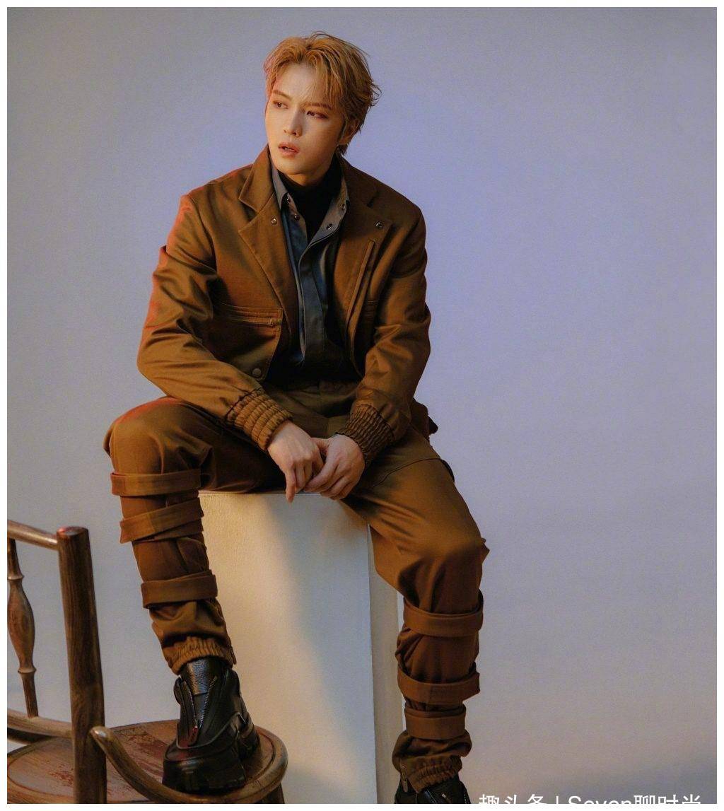 金在中时尚大片曝光,一身潮装难掩盖帅气本色,颜值帅新高!