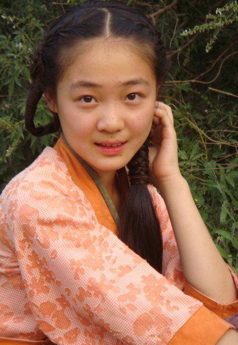 她6岁"为母还债"出道,11岁一哭成名,今23岁颜值变化大_齐如意_父母