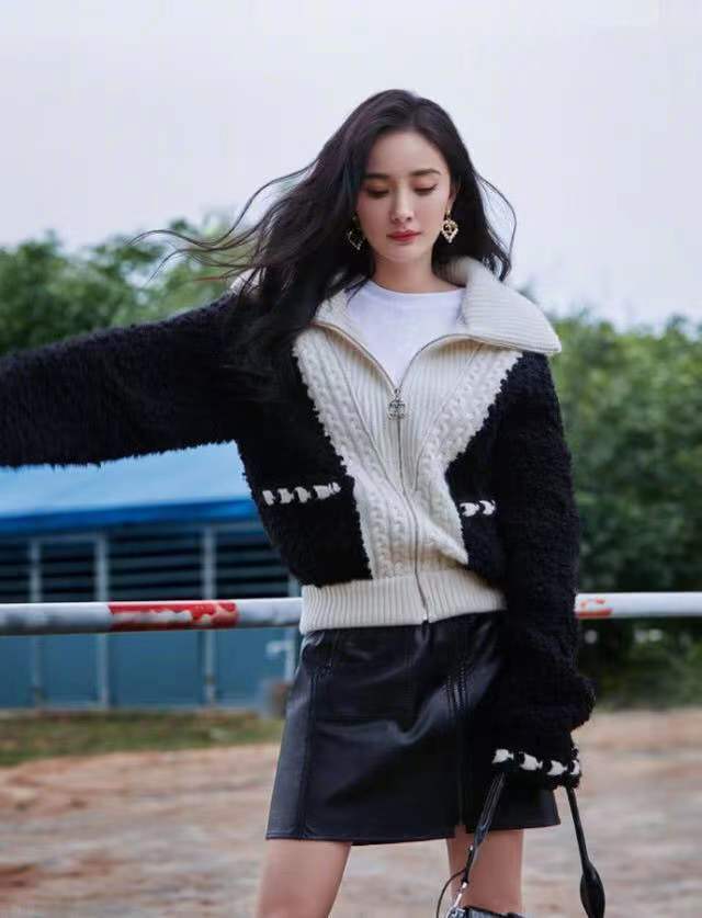 原创杨幂的穿搭从来不翻车毛绒夹克穿出清新减龄感简约不失亮点