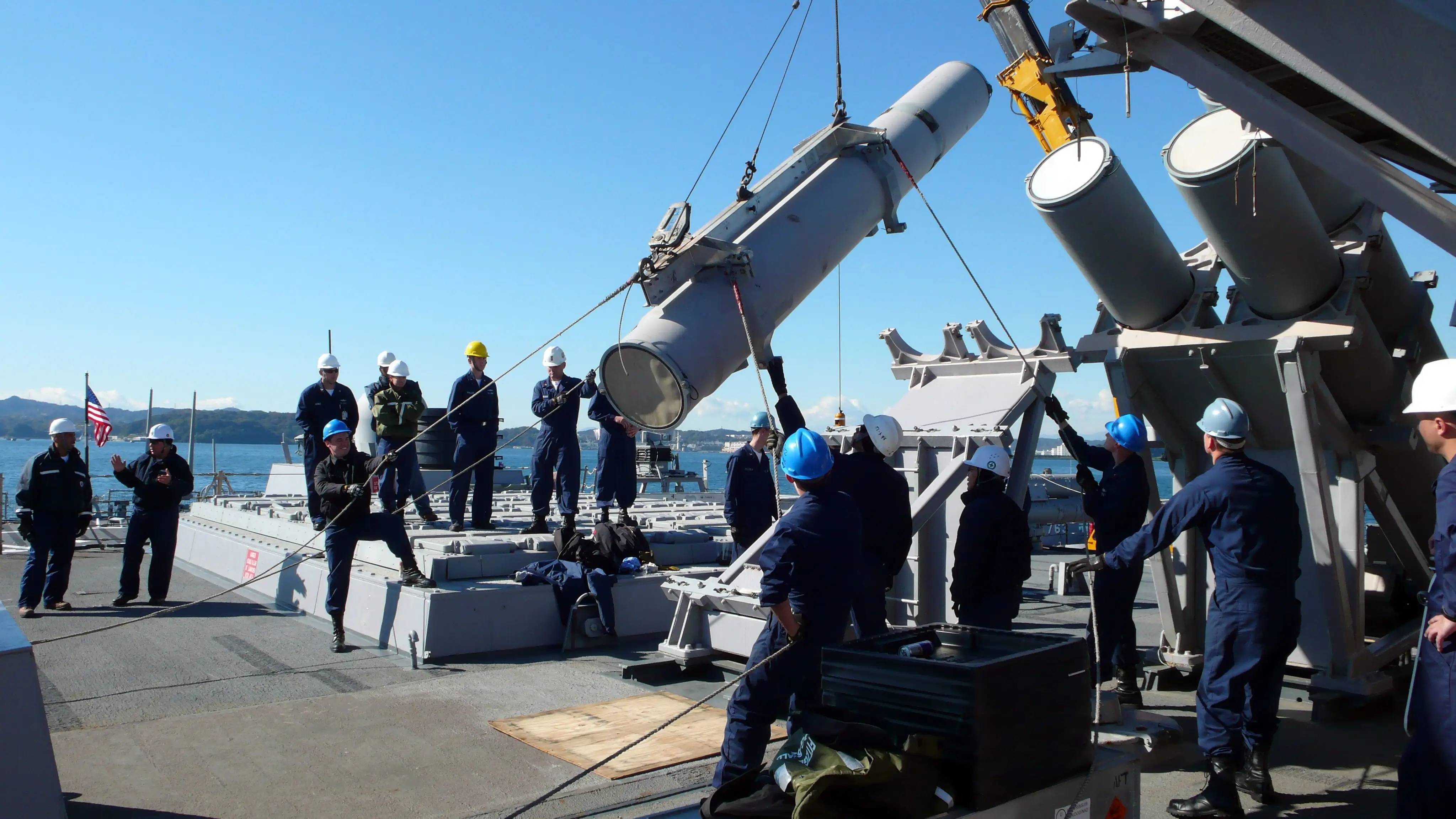 远洋拖船"瓦西里·贝克"号正在向驻防蛇岛的俄罗斯作战部队运送人员