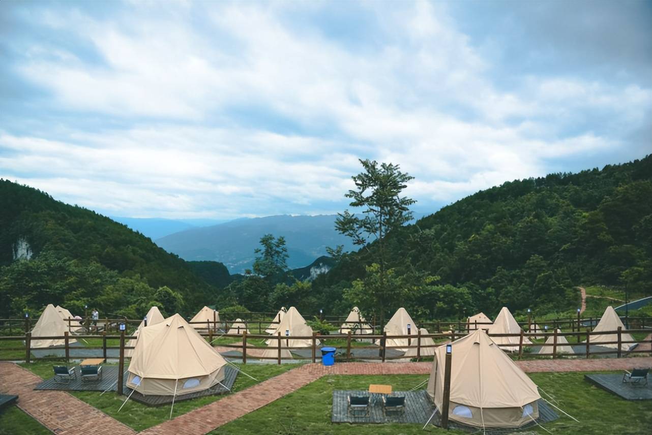 高坡露营基地帐篷图片