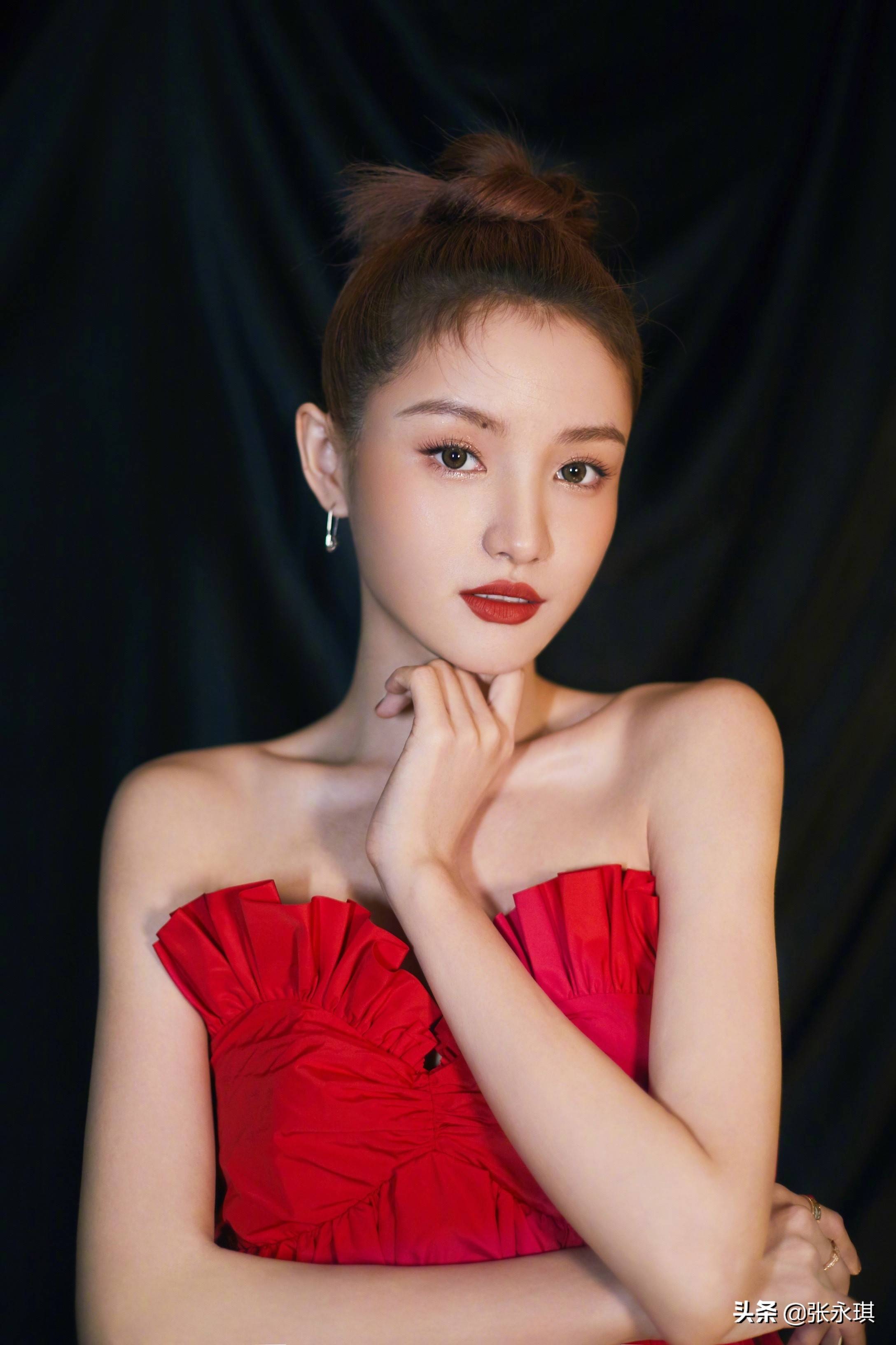 林小宅:从长相甜美的网红,晋升到综艺明星,如今深陷"分手门"