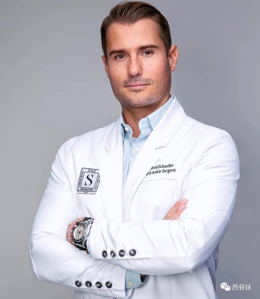 最近来自美国的真人秀网红医生brad schaeffer就向媒体大方出柜了!