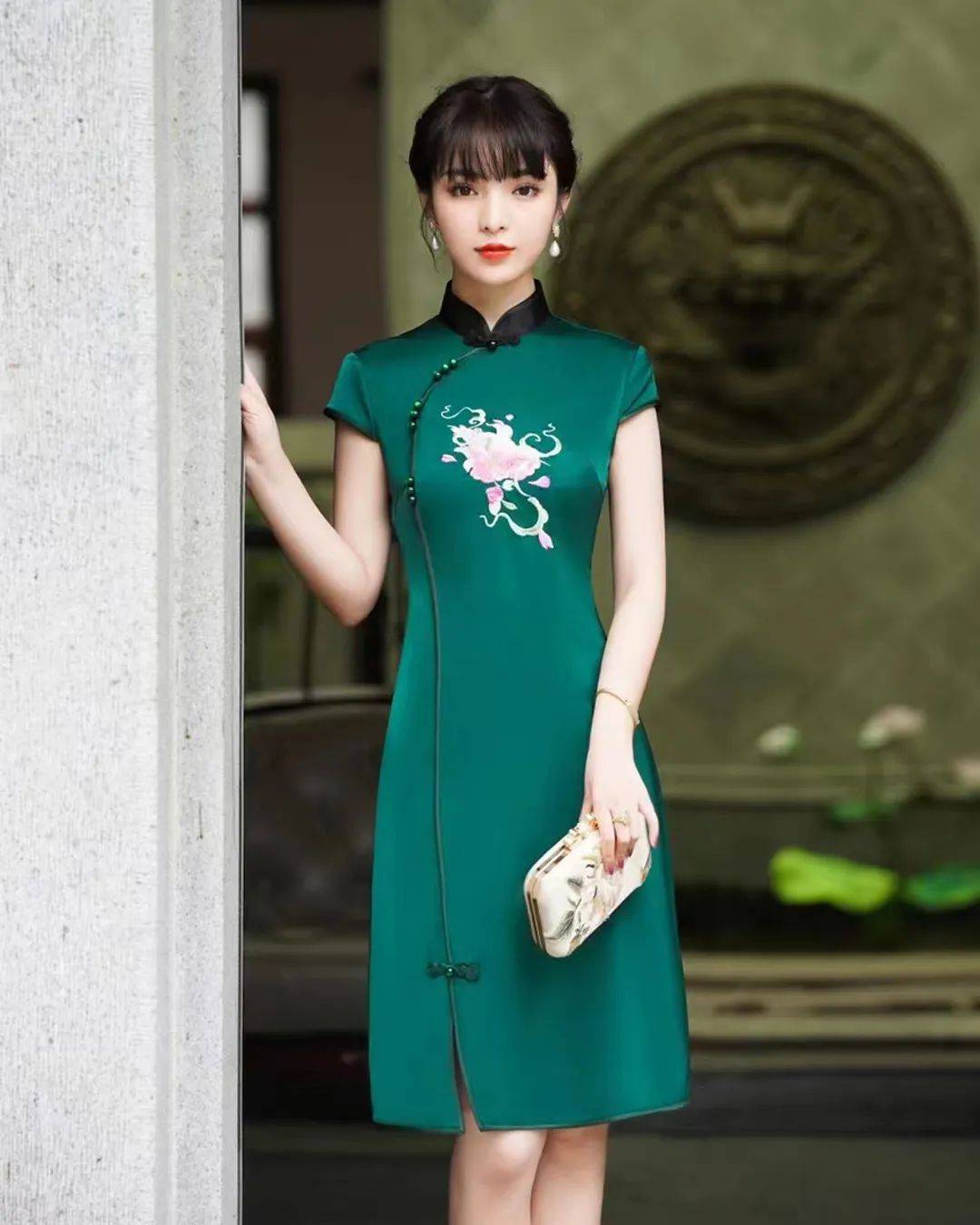 细节决定你的旗袍是否穿的优雅,端庄大方,典雅的姿态才会更好看_女人