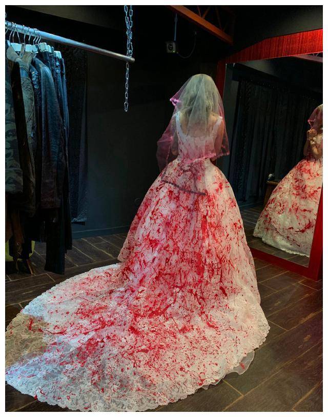 李诞媳妇真的大胆,黑尾酱大秀婚纱照,这"染血婚纱"谁敢真穿?