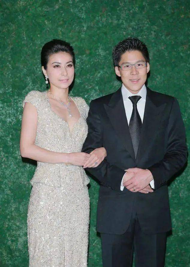 原创霍启刚带儿子出游7岁霍中曦个头猛长身高已达爸爸身材部