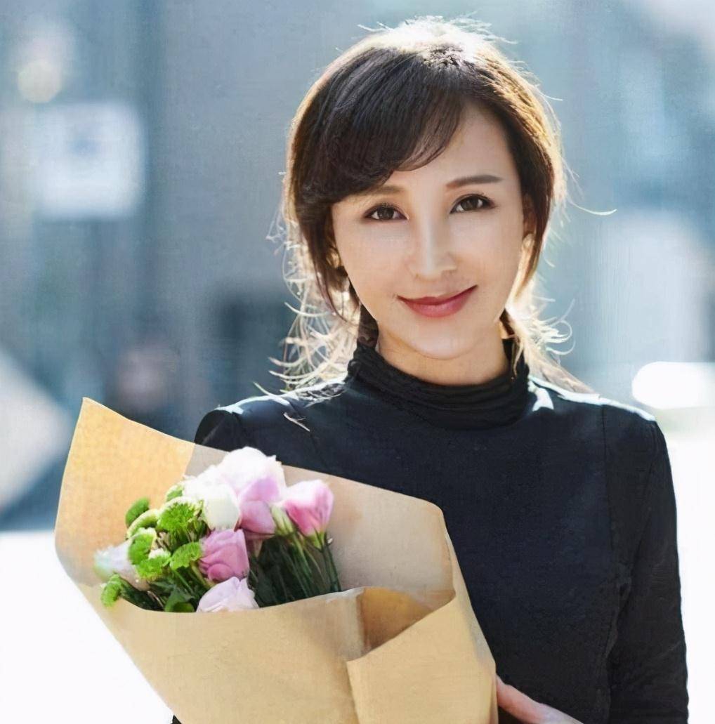 因为父母反对自己做演员,所以,岳丽娜二话不说的就一个人跑去了河北