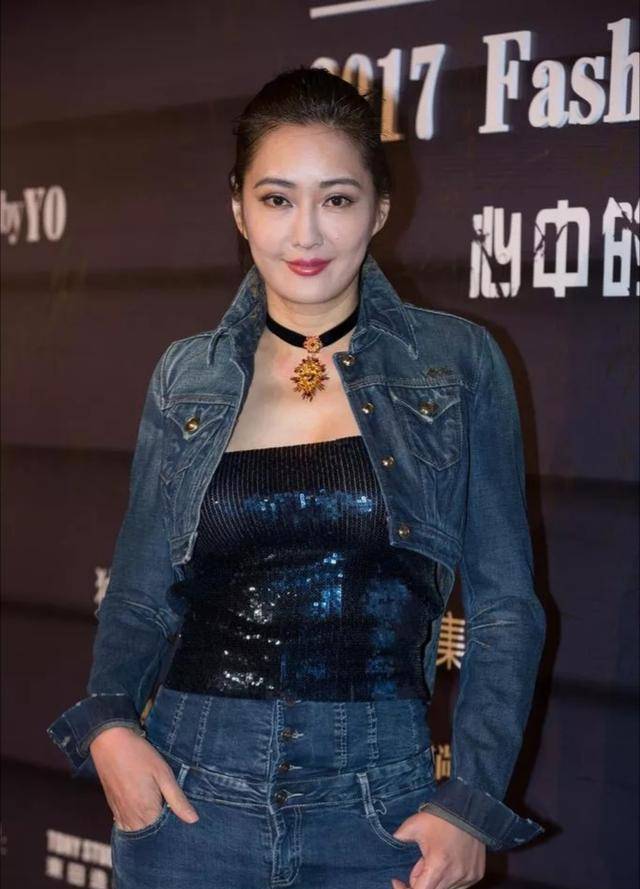 原创52岁孟广美身材好到爆亮片抹身材配牛仔时髦时尚身姿美到不敢看