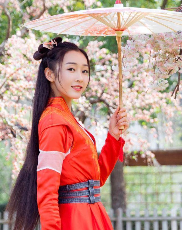 "师姐"宣璐和国风是真爱,穿刺绣披肩裙现身,陈情令女孩不简单_造型