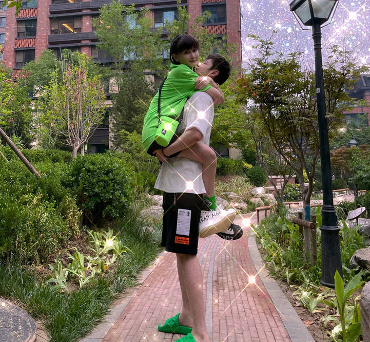 赵本山女儿球球与男友甜蜜拥抱秀恩爱:我们会一直到老