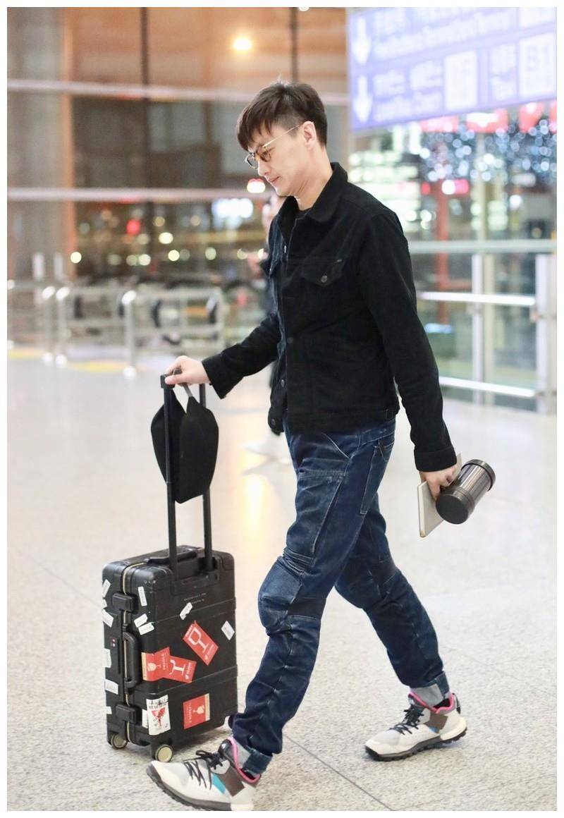 原创周一围手握保温杯走机场戴镜框装嫩一低头暴露双下巴