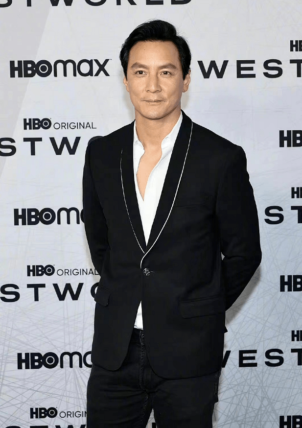 原创吴彦祖全家高调亮相红毯老婆穿黑裙好显老9岁女儿染红发真潮