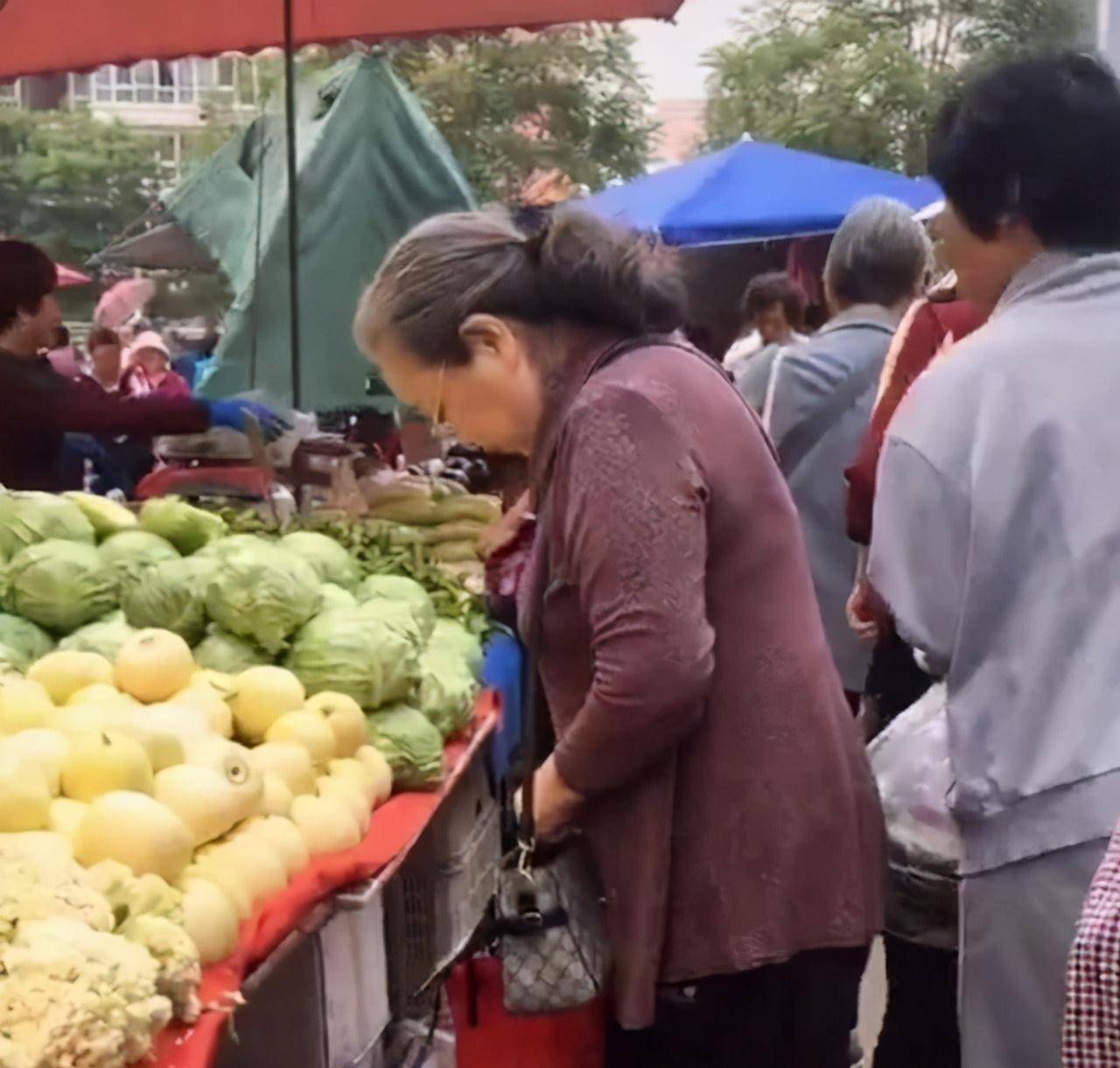 原创84岁老戏骨李明启独自逛菜市背上万大牌包买菜有明星范儿