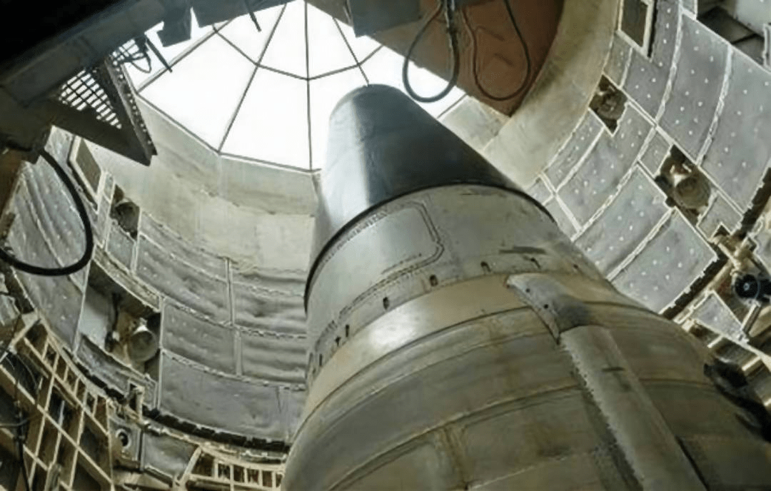 钴弹的起爆装置是一颗原子弹,外包一层钴59构成的放射物外壳,在爆炸