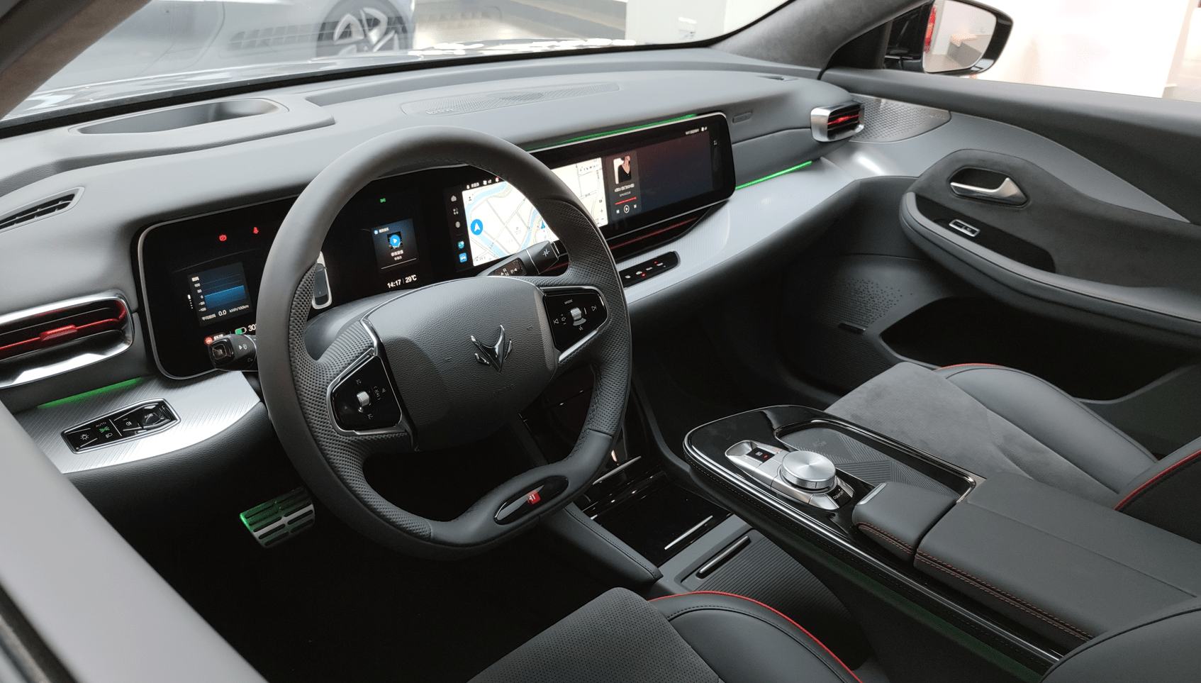 实拍极狐阿尔法s华为hi版三颗激光雷达抢眼科技配置达顶级