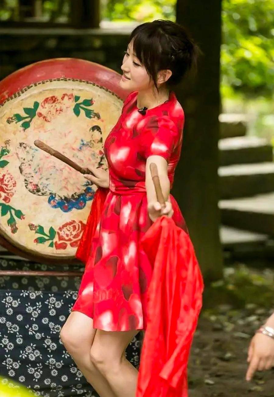 原创             杨钰莹去打鼓好时髦，一袭印花红裙俏皮大方，49岁单身也活得精彩