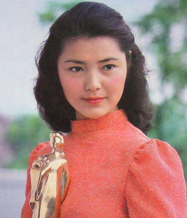 64岁女神张伟欣,捧红爱女李小璐,电视镜头中比李小璐还漂亮_妈妈_发展