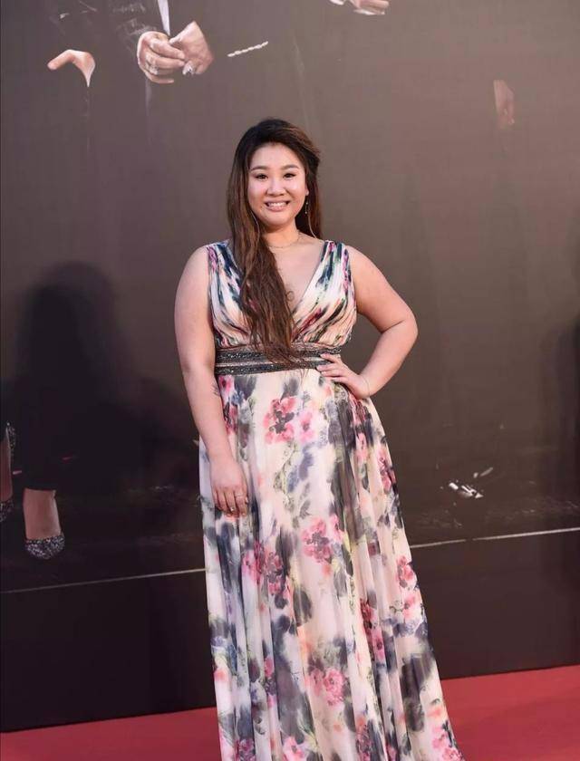 原创郑欣宜为美真拼穿碎花裙不掩失控身材180斤仍有女王范