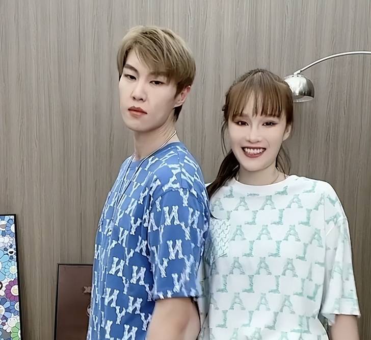 赵本山女儿球球与男友甜蜜拥抱秀恩爱:我们会一直到