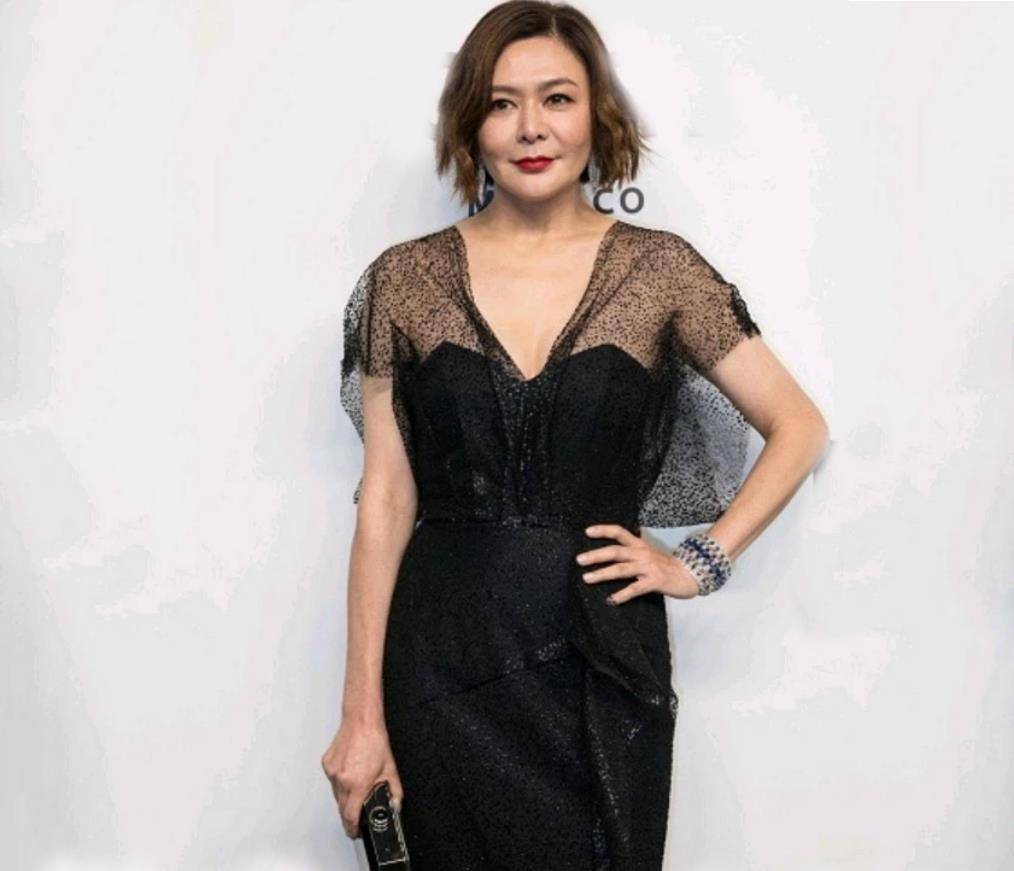 原创58岁关之琳近照曝光深v时尚装难掩老态网友慨叹女神真的老了