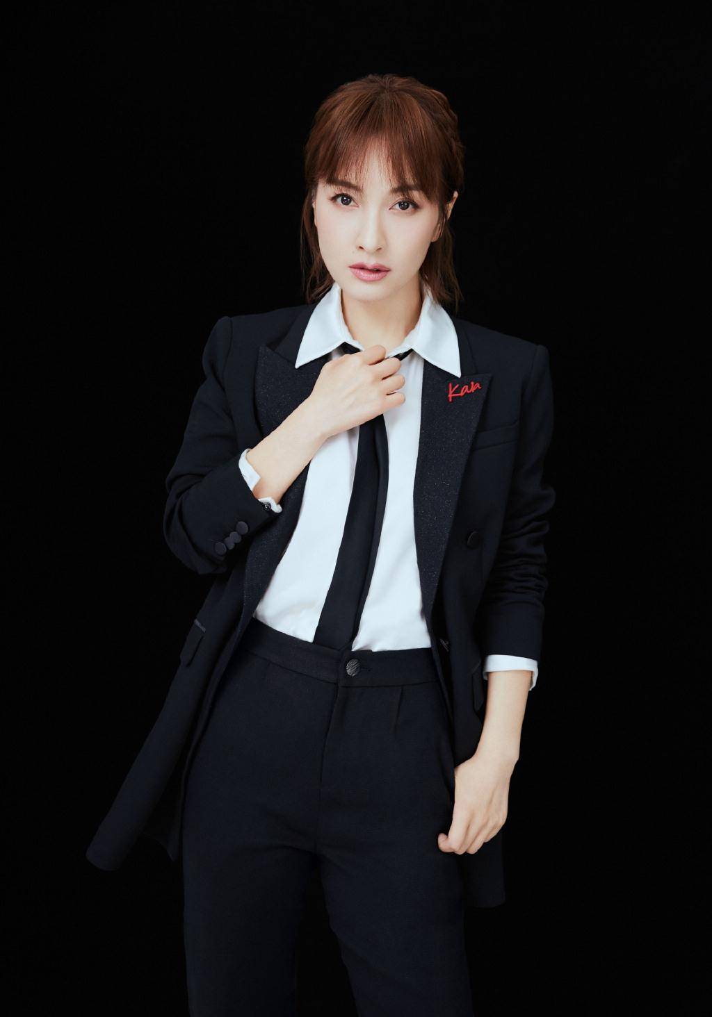 才发现吴昕这么帅,穿白衬衫配黑色西装,手扯领带气场a到爆_连衣裙_感