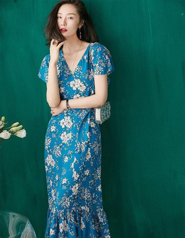 连衣裙的魅力无法抵挡,印花色彩让夏季更缤纷,纯色素雅惹人爱