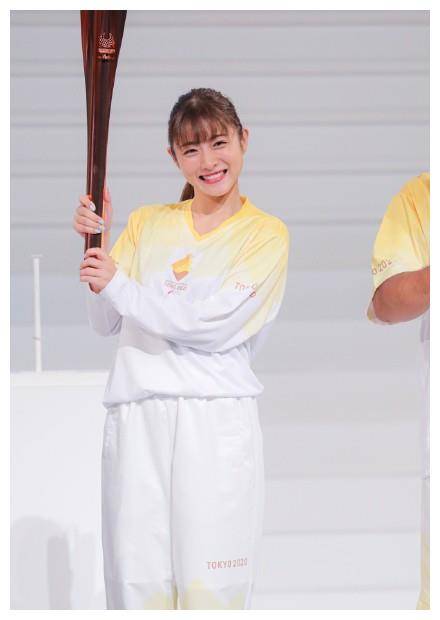 石原里美为东京奥运会火炬传递大使,一袭运动装笑容迷人,迷到我_穿着