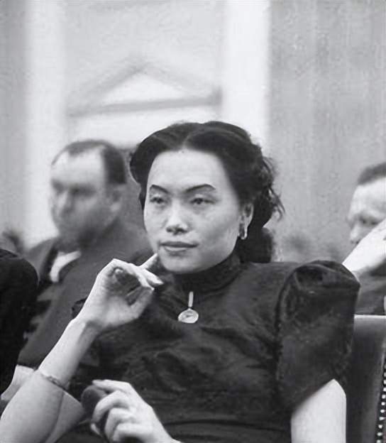 陈香梅被父亲视为赔钱货中年过早丧夫晚年坐中国第一贵宾位