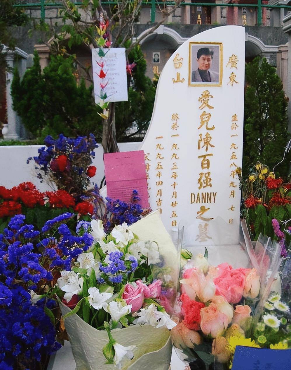 陈百强的代表作《偏偏喜欢你》就是唱给何超琼的,他还送给过何超琼一