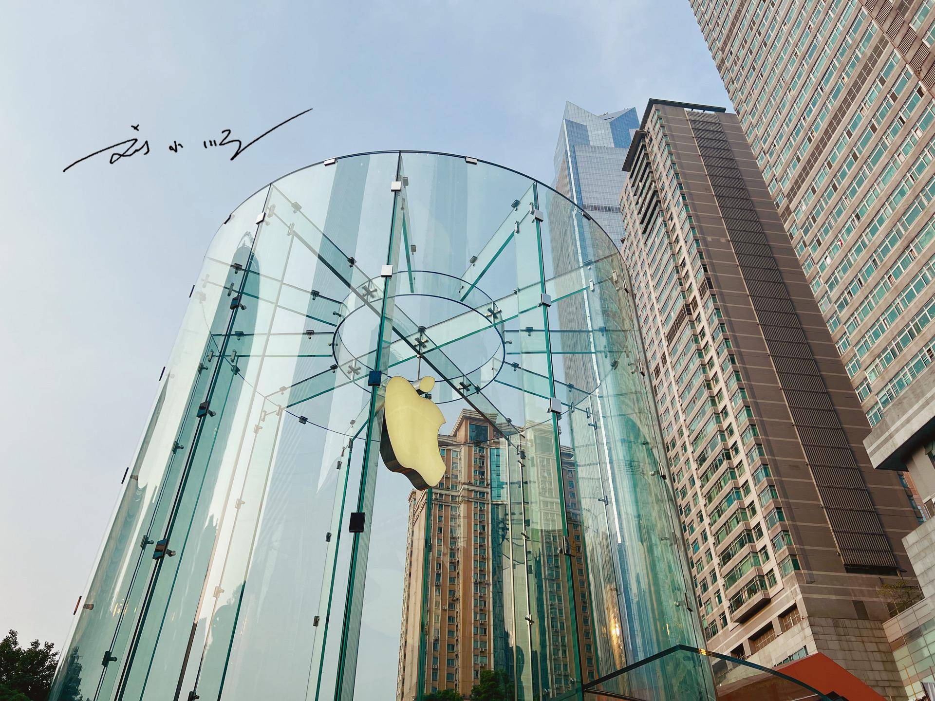 原创重庆有家网红苹果专卖店玻璃入口吸引眼球却被批评是模仿