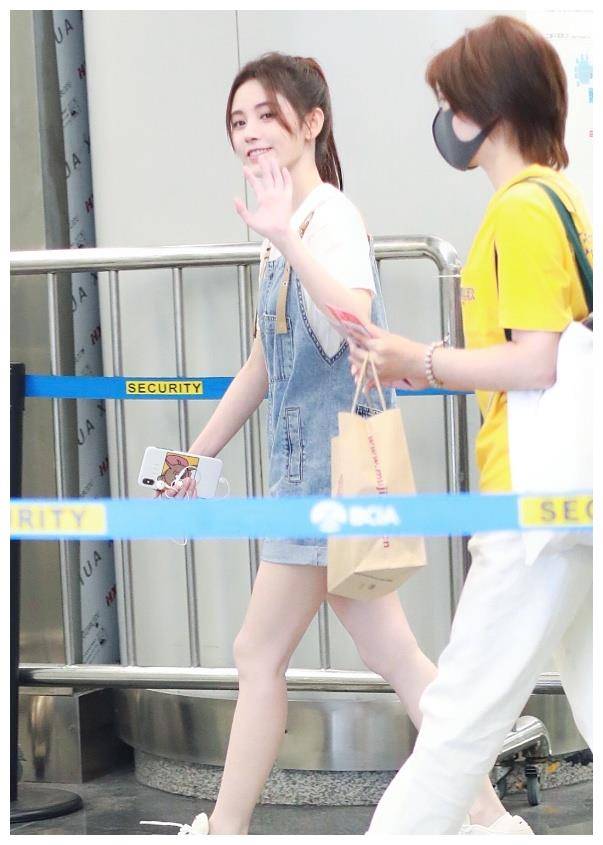 鞠婧祎这身"桃心背带裤"看半身还好,全身矮成150,太虐了!