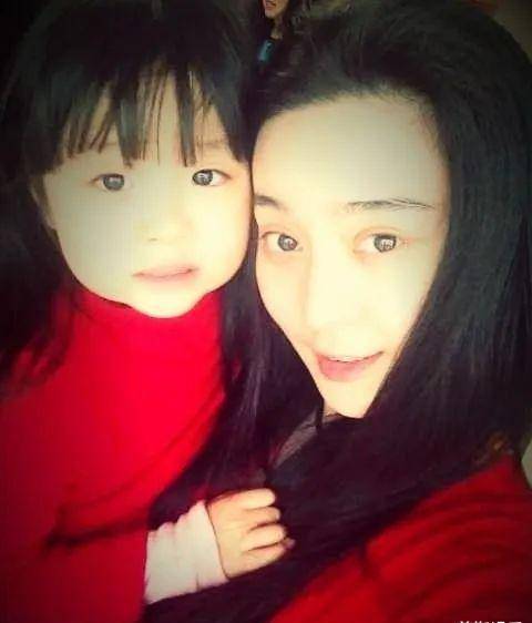 范冰冰是她堂姐,她5岁进入娱乐圈接代言,9岁浓妆艳抹撞脸堂姐_孩子