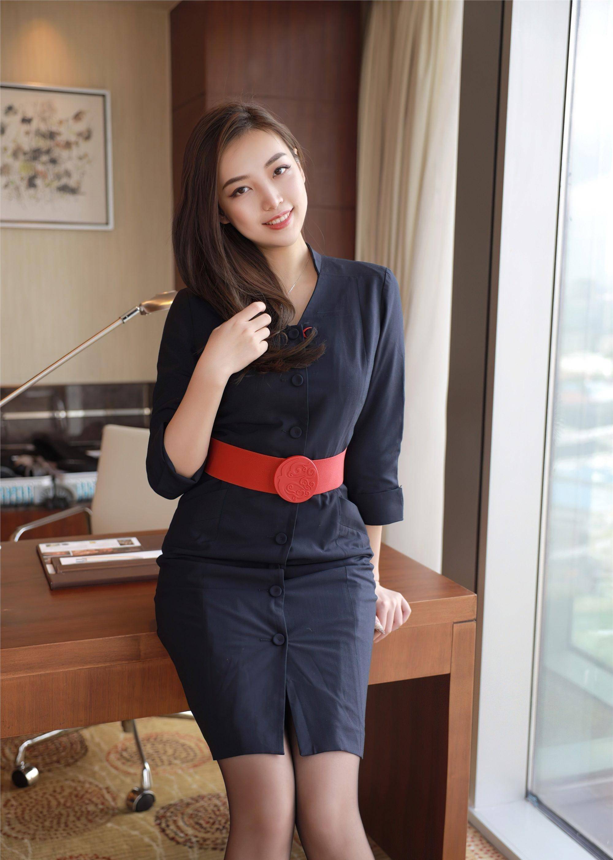 诠释出美女雍容华贵,气质不凡_时尚_经典_西服