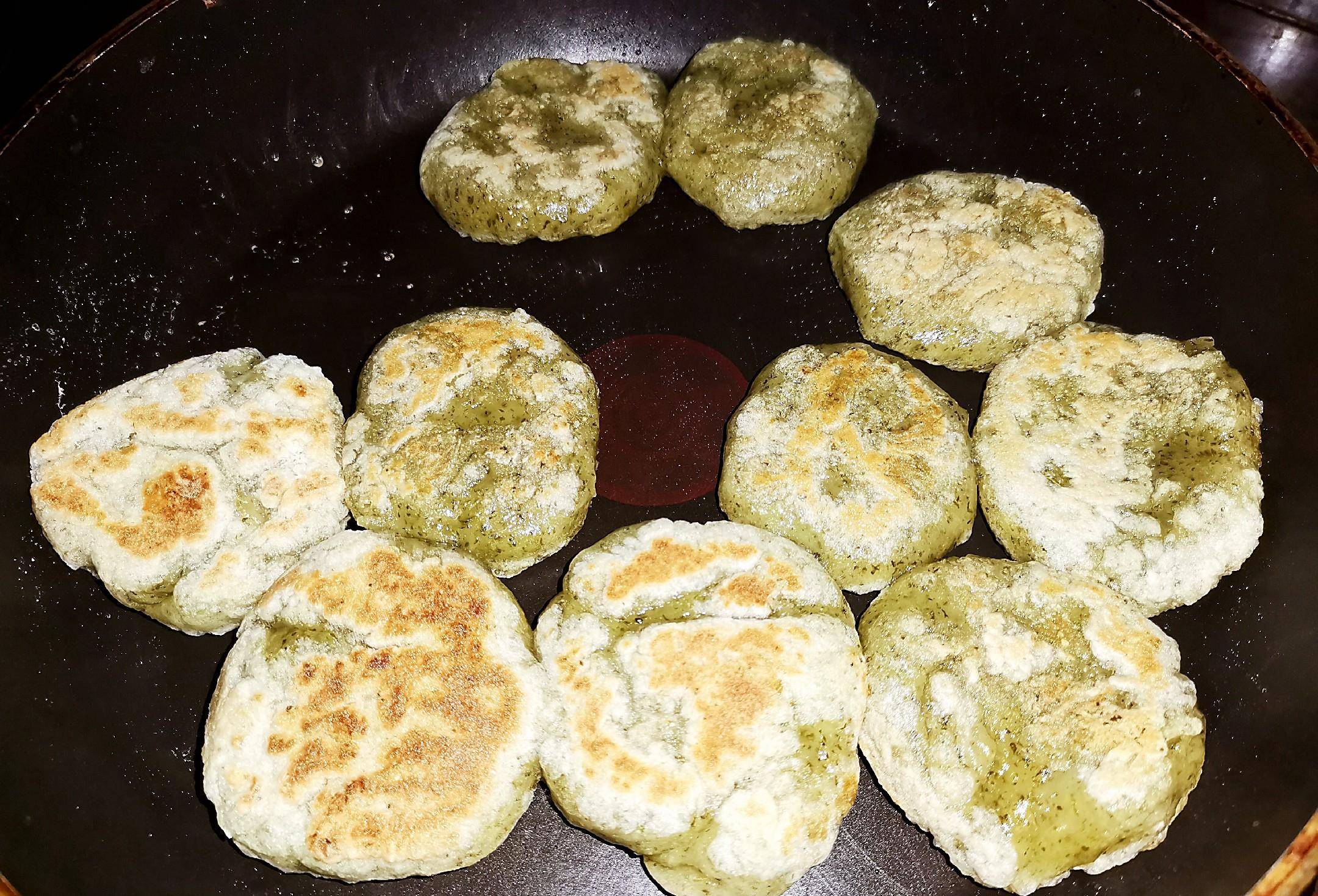 原创清明艾草香煎艾糍粑浇上红糖浆撒上花生酥软糯香甜好吃