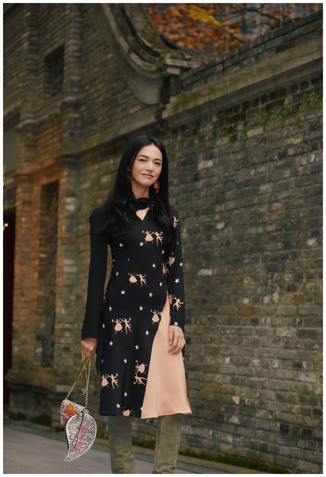 姚晨果然是气质女神身穿拼接色连衣裙街拍意外穿出高级感