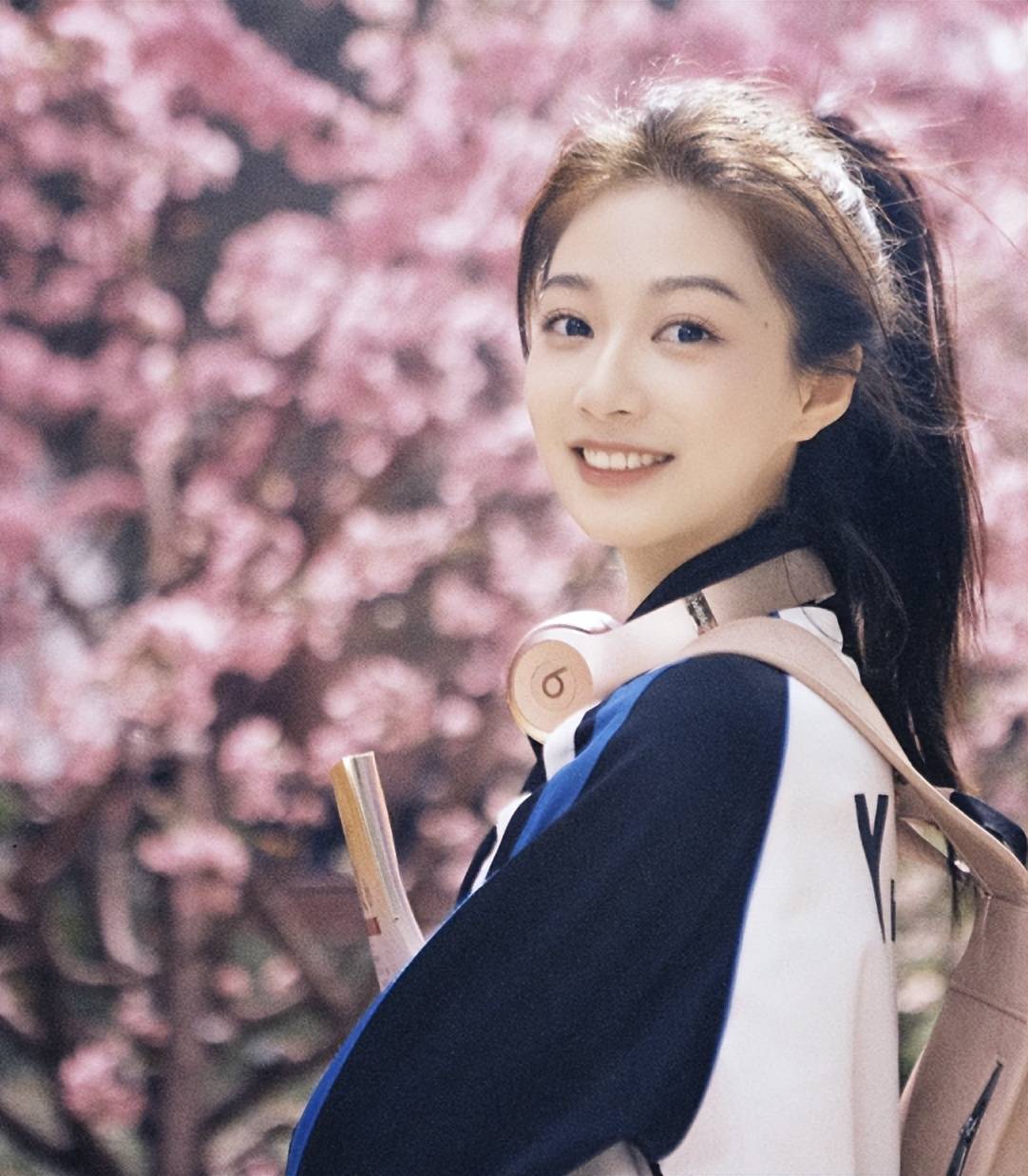 中传校花冯琳主持毕业典礼,与张绍刚同台毫不逊色,已经在上海实习