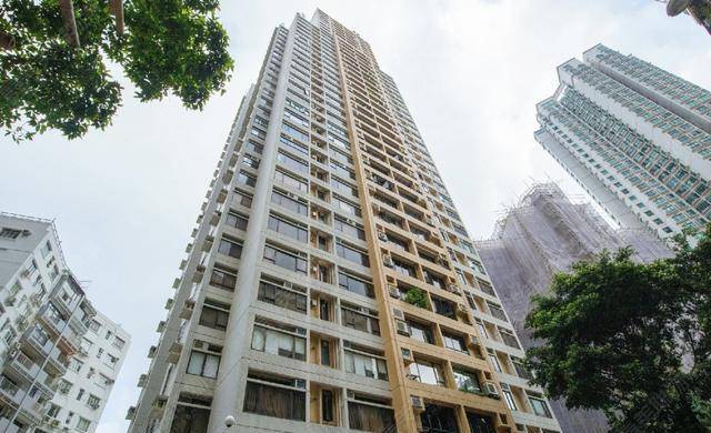 其实就算没有沈殿霞,郑欣宜还有父亲郑少秋,不过在沈殿霞离世前,她就