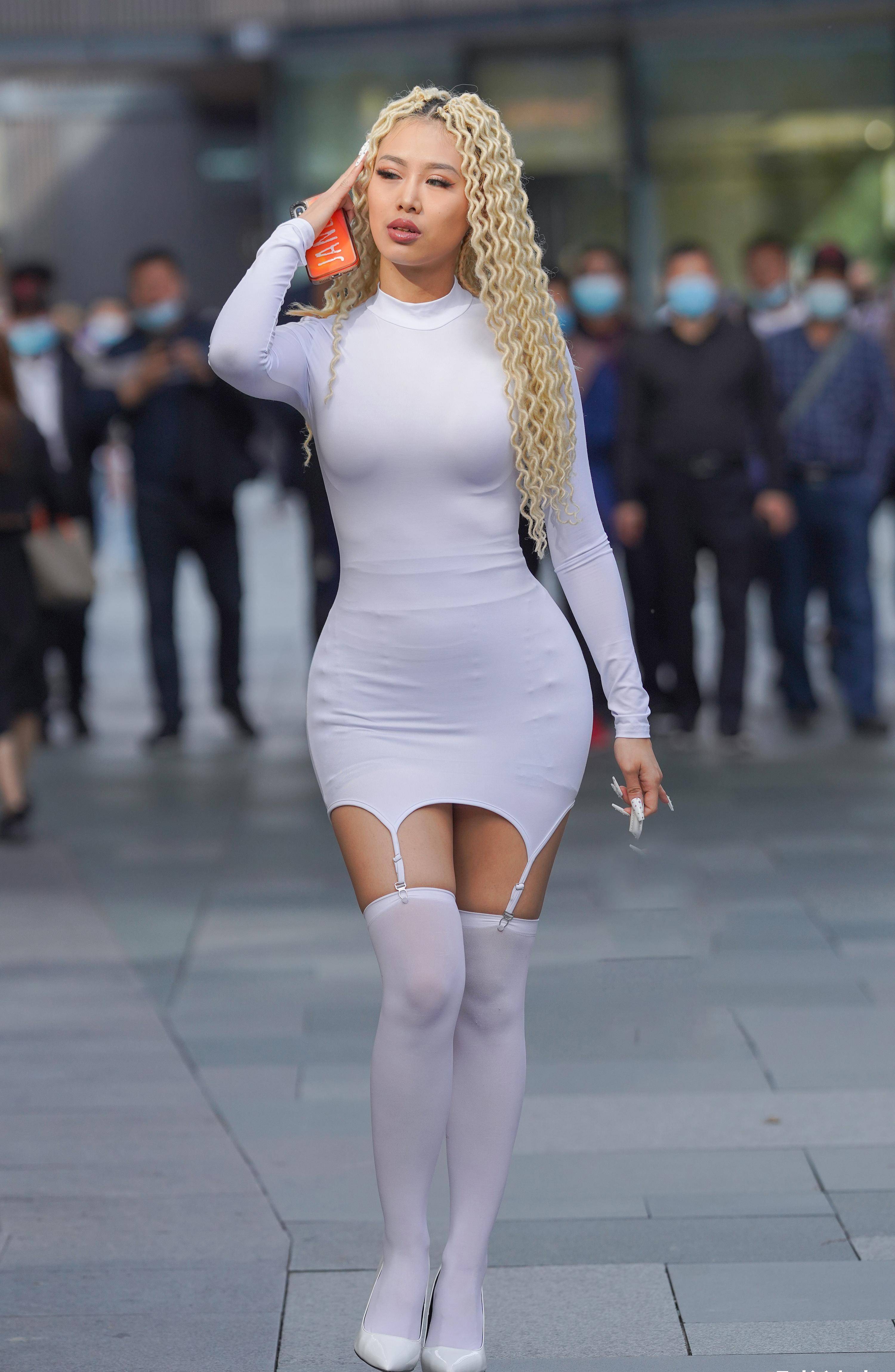 原创十足欧美范儿的时尚辣妹不论是前卫穿搭还是方便面发型都格外惹眼