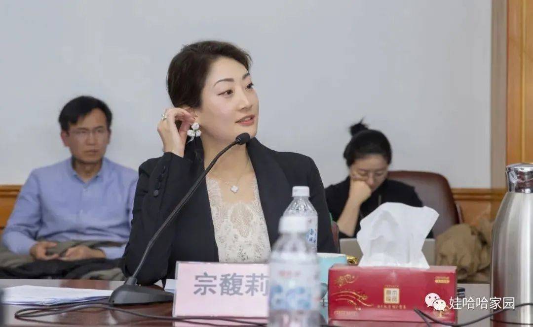 细心的人不难发现,2018年宗馥莉开始兼任娃哈哈公关部部长.