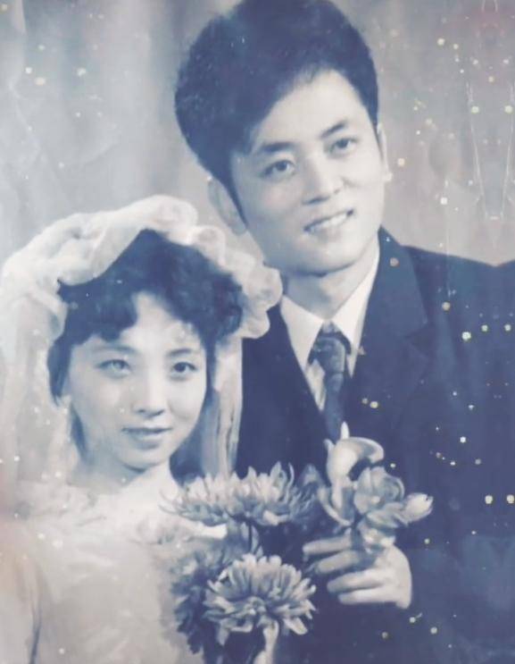 李思思晒的照片有爸妈的结婚照,还有父母生活照,以前只知道李思思的