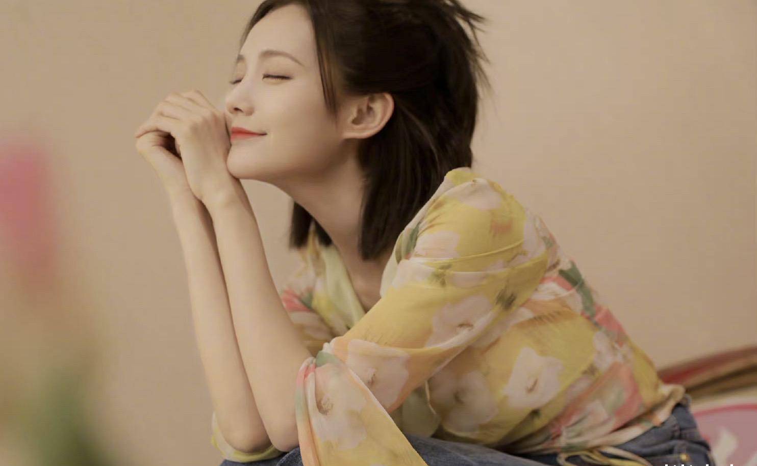 原创李一桐520甜美风黄色印花衬衫配牛仔裤笑起来让人陶醉