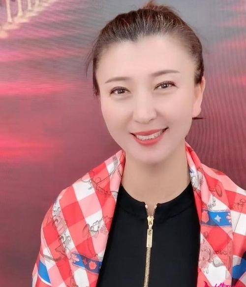 原创47岁闫学晶近况曝光与老公低调恩爱多年二婚老公竟是熟悉的他