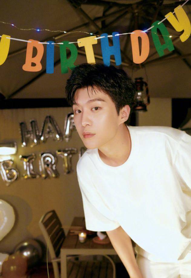 00后范丞丞迎来22岁生日假装在庭院露了个营姐姐为其庆生