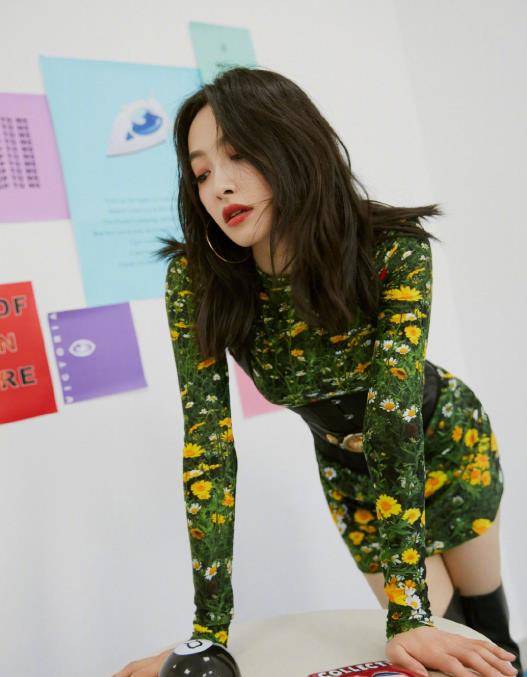 原创宋茜创造营2022新造型曝光绿色连衣短裙配长靴s曲线明显